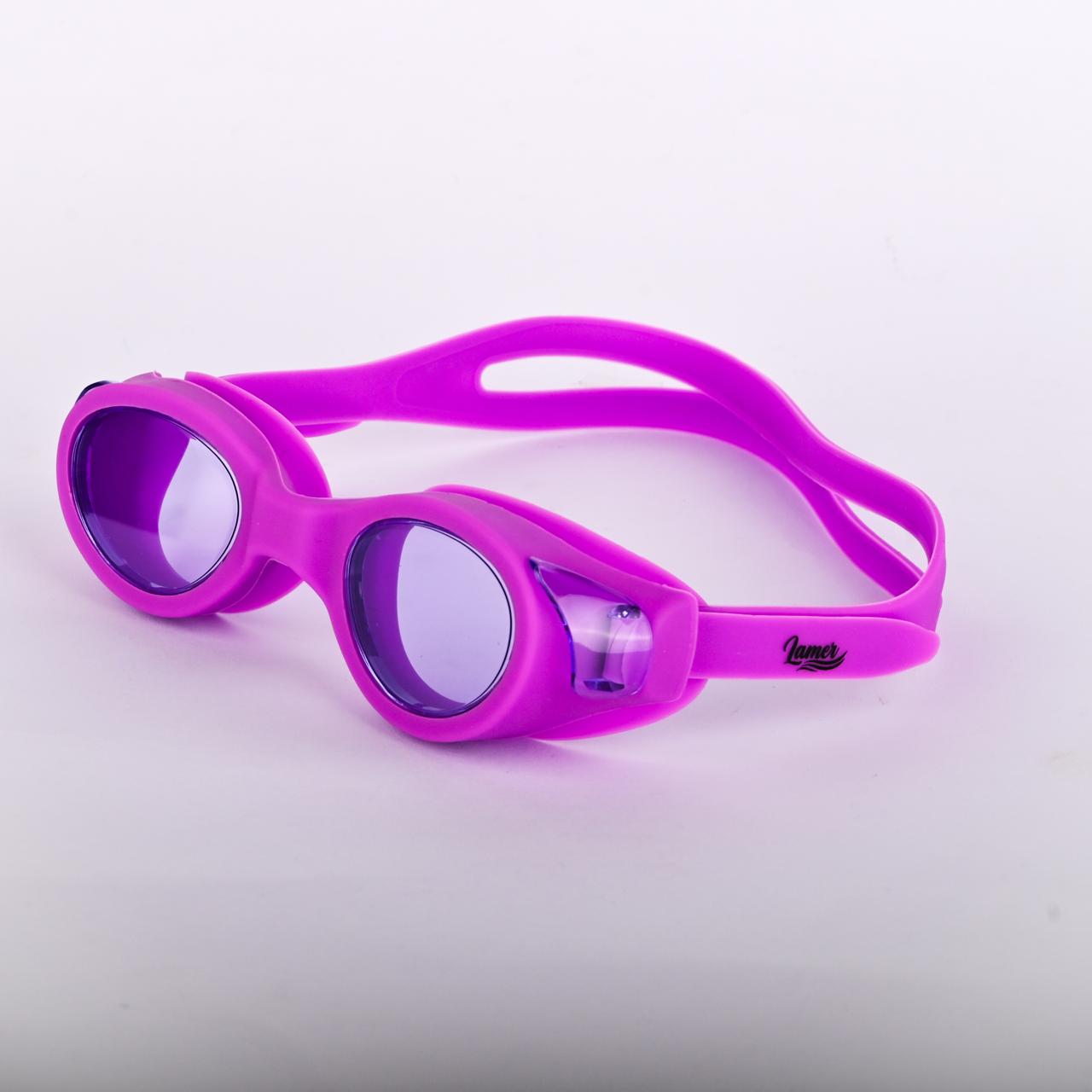 Swimming goggles